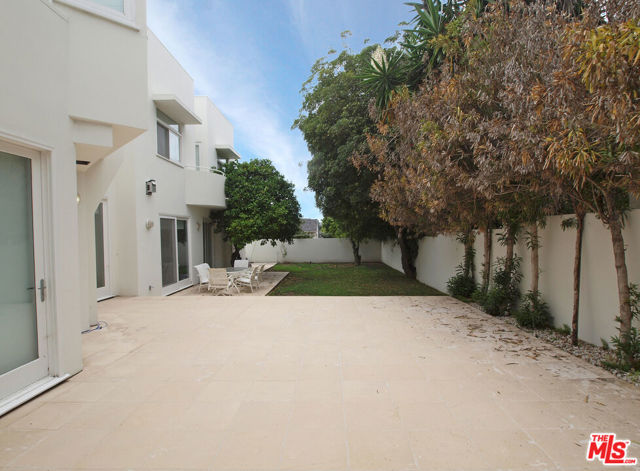 269 N Bundy Drive, Los Angeles CA: https://media.crmls.org/mediaz/4b824618-6690-4666-8971-72bb01c406fd.jpg