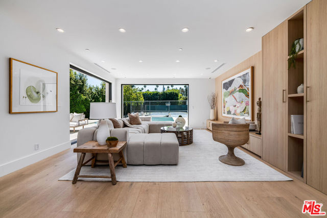 707 N Crescent Drive, Beverly Hills CA: https://media.crmls.org/mediaz/4b84a523-eac8-4a7f-a170-f0c3dd5b246c.jpg