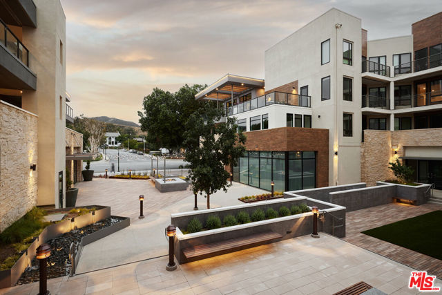 299 E Thousand Oaks Boulevard, Thousand Oaks CA: https://media.crmls.org/mediaz/4b85be48-739e-48cd-9ff3-0f242405bd4c.jpg
