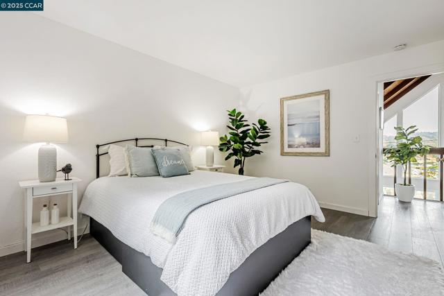 290 Olympian Way, Pacifica CA: https://media.crmls.org/mediaz/4b87ff38-c4d1-4611-9b33-2c1b43e7b48b.jpg