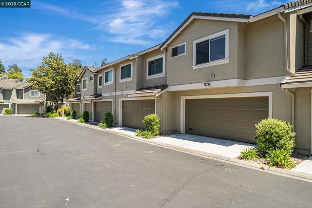 7464 Oxford Cir, Dublin CA: https://media.crmls.org/mediaz/4b89ec0b-4d66-4a9b-8090-be9545ee44b5.jpg