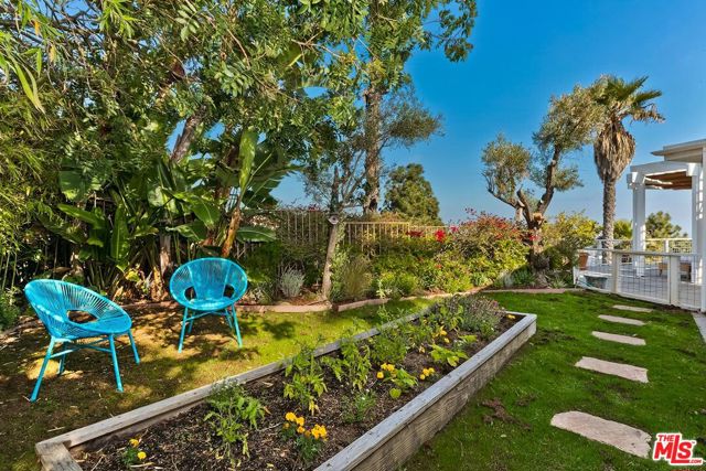 2224 Hercules Drive, Los Angeles CA: https://media.crmls.org/mediaz/4b8a2e94-8509-4e44-a7ff-5244462dba6a.jpg