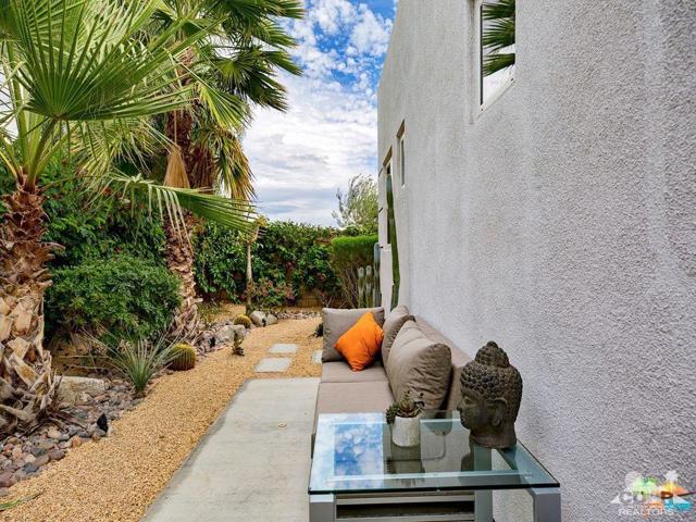 4969 Davidson Way, Palm Springs CA: https://media.crmls.org/mediaz/4b8b1456-2216-441e-a7b4-14453a6b7fb0.jpg