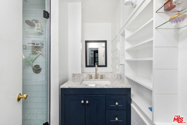 6933 Vanland Trail, Los Angeles CA: https://media.crmls.org/mediaz/4b8b448b-1125-483b-a200-9dea7b25b10a.jpg