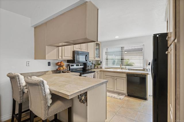 Detail Gallery Image 5 of 21 For 3470 Peach Tree Way, Oceanside,  CA 92058 - 3 Beds | 2 Baths