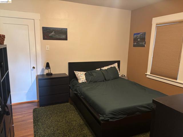 1024 Elsinore Ave, Oakland CA: https://media.crmls.org/mediaz/4b8bf977-6cac-42ae-8fcd-caae9809baea.jpg