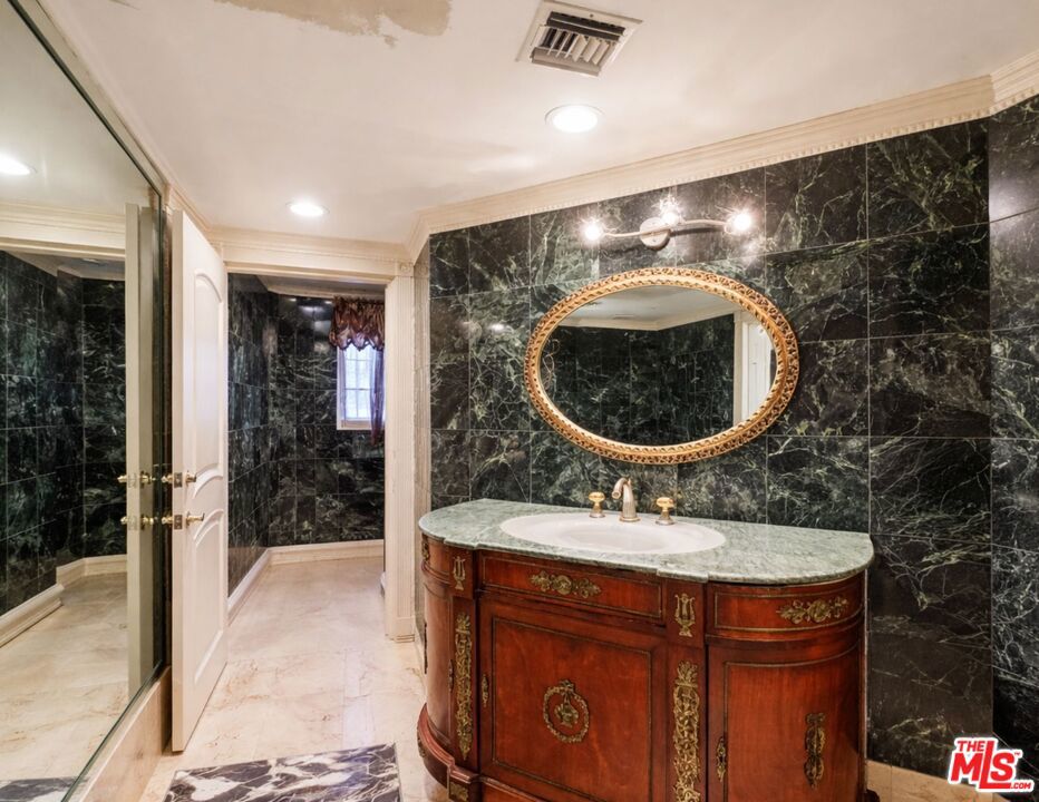 https://media.crmls.org/mediaz/4b8c9831-0535-4ba5-ae56-3767d94a90ad.jpg?preset=X-Large