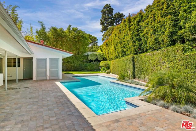 650 N Tigertail Road, Los Angeles CA: https://media.crmls.org/mediaz/4b8cfeee-9255-44c6-82a5-405f34e8d939.jpg