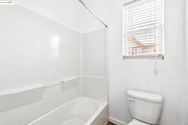 4576 Benton St, Antioch CA: https://media.crmls.org/mediaz/4b8ea3e0-42d3-4279-9f24-23c91ea17f38.jpg