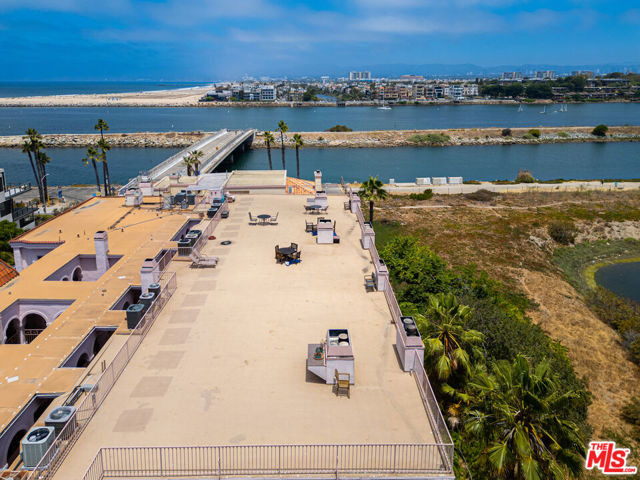 6220 Pacific Avenue, Playa del Rey CA: https://media.crmls.org/mediaz/4b8f25d5-da49-4612-95b4-7234d7311275.jpg