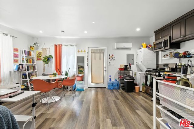 237 W Kelso Street, Inglewood CA: https://media.crmls.org/mediaz/4b8f4008-65e4-4673-84b4-30823152094f.jpg
