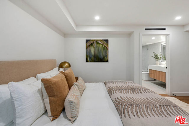 350 N Palm Drive, Beverly Hills CA: https://media.crmls.org/mediaz/4b8f747c-00ae-43e8-b365-08fcfff5ec90.jpg