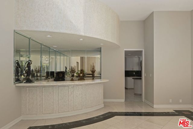 1860 Loma Vista Drive, Beverly Hills CA: https://media.crmls.org/mediaz/4b8f7c2e-9521-4883-8611-0fb3d02cda18.jpg