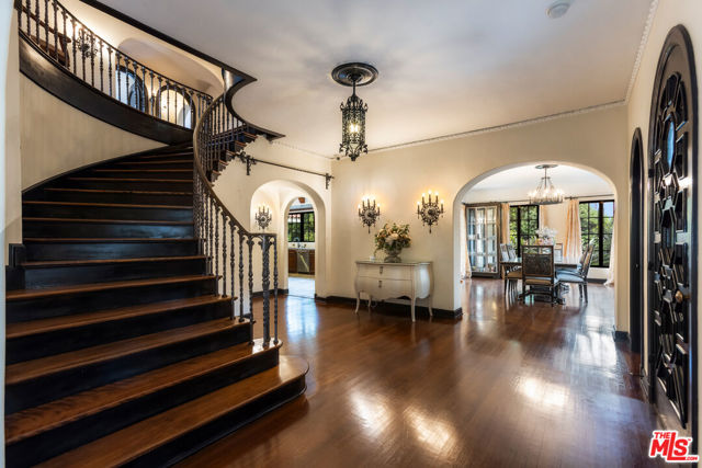 2086 S Oak Knoll Avenue, San Marino CA: https://media.crmls.org/mediaz/4b8f9d99-ad1d-445d-ba86-ede232010549.jpg