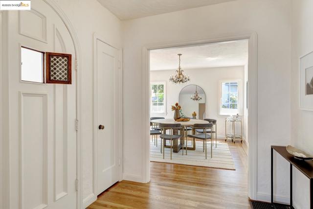 6753 Manor Crest, Oakland CA: https://media.crmls.org/mediaz/4b8fb196-3ed4-4bdf-b93c-499c48190f7b.jpg