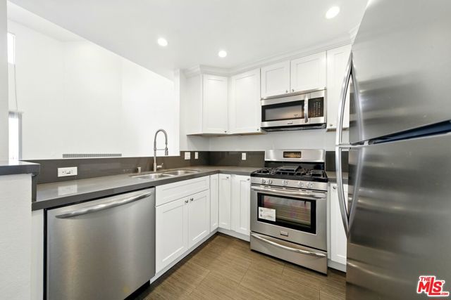 6212 FULTON Avenue, Van Nuys CA: https://media.crmls.org/mediaz/4b901135-ae6f-4711-a198-0948f5af6d45.jpg