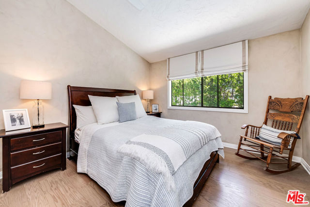 24417 Clipstone Street, Woodland Hills CA: https://media.crmls.org/mediaz/4b9024cb-24d6-40f1-8b81-226cc335c6c1.jpg