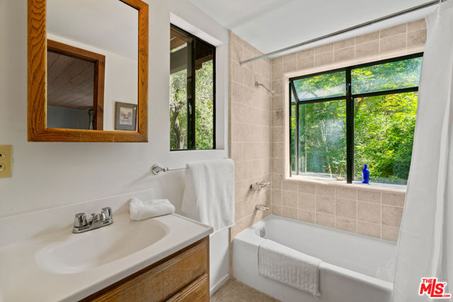 21550 Summit Trail, Topanga CA: https://media.crmls.org/mediaz/4b90746e-f9c0-4c69-9ac5-3f8e8d745904.jpg