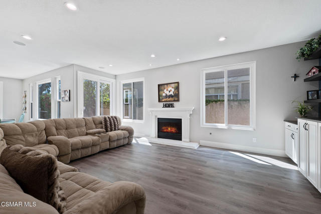 4126 Sterlingview Drive, Moorpark CA: https://media.crmls.org/mediaz/4b919a0b-ff8c-45c9-bbf3-ff40978a0f08.jpg
