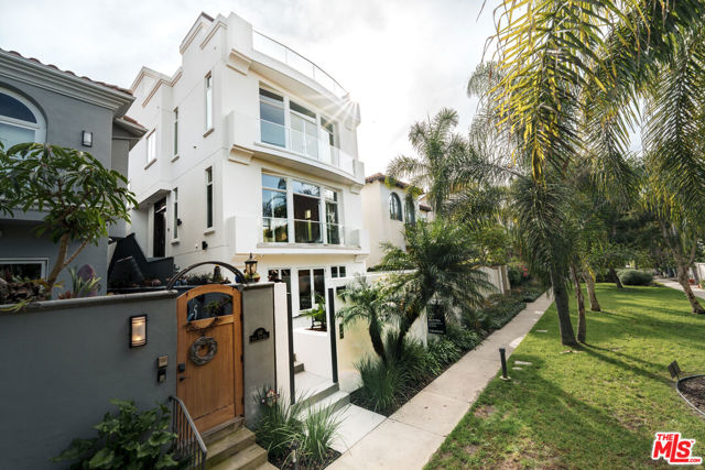 142 Union Jack Mall, Marina del Rey CA: https://media.crmls.org/mediaz/4b91f7b4-a670-46d6-9371-6bda89024ffd.jpg