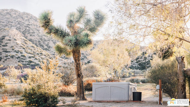53655 Annie Oakley Road, Pioneertown CA: https://media.crmls.org/mediaz/4b92706f-bf57-427a-bdca-67f53e4f30a5.jpg