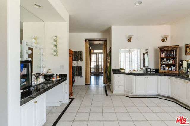 4244 Balcony Drive, Calabasas CA: https://media.crmls.org/mediaz/4b92819d-d7eb-4f4a-840b-ef420c04c120.jpg