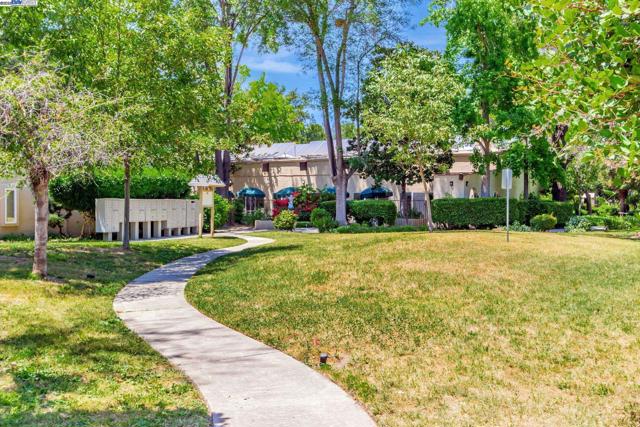 291 Tradewinds Dr, San Jose CA: https://media.crmls.org/mediaz/4b932bed-c6ad-455e-b56f-2d3bab1e30af.jpg