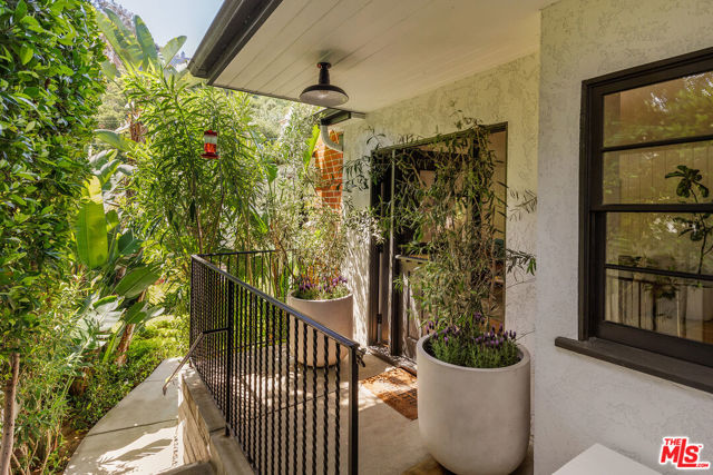8421 Kirkwood Drive, Los Angeles CA: https://media.crmls.org/mediaz/4b93785a-886b-45f8-9bf8-9684a0fdec26.jpg