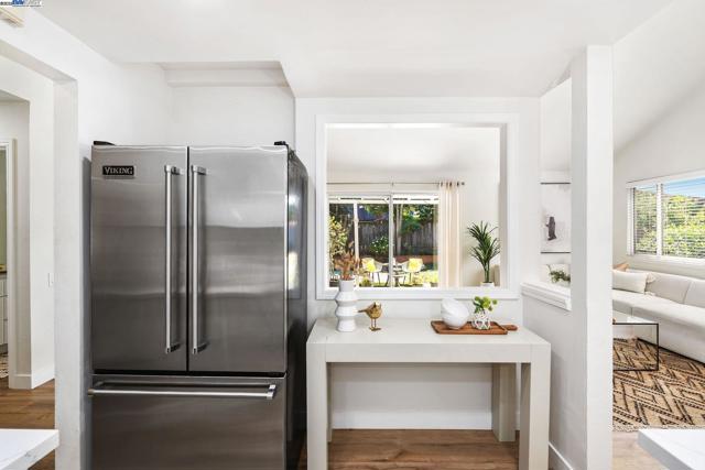 1001 Crellin Rd, Pleasanton CA: https://media.crmls.org/mediaz/4b93bcc5-cb2a-48ca-bc96-38b8d2615b43.jpg