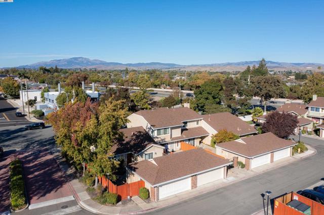 7602 Arbor Creek Cir, Dublin CA: https://media.crmls.org/mediaz/4b93fd1a-bb41-4b20-95c2-fd818db8ce67.jpg