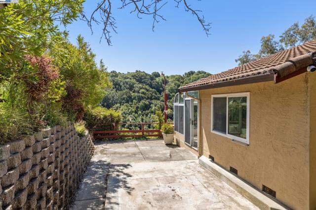 3483 Skyline Dr, Hayward CA: https://media.crmls.org/mediaz/4b9554c3-4274-49a2-9133-4c31824f260c.jpg