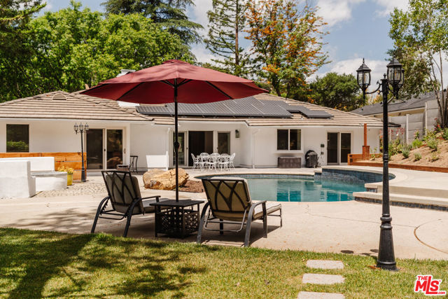 15514 Del Gado Drive, Sherman Oaks CA: https://media.crmls.org/mediaz/4b9599a8-c805-4e8c-8aab-1863f9fee21f.jpg