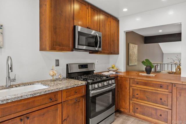 3330 Caminito Eastbluff, La Jolla CA: https://media.crmls.org/mediaz/4b961138-3b43-486f-b684-1a9e9cc47d24.jpg