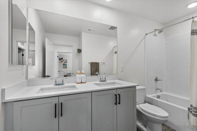 108 Lipizzan Ln, Fallbrook CA: https://media.crmls.org/mediaz/4b97931e-2f13-40da-b6fc-82b13826dc9a.jpg