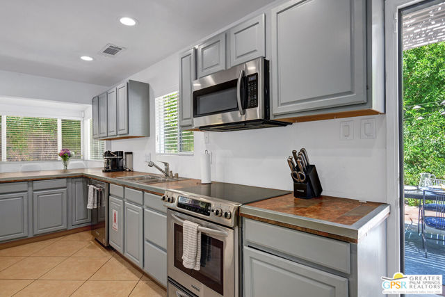 830 N Riverside Drive, Palm Springs CA: https://media.crmls.org/mediaz/4b979f49-4b1f-40e7-9dbc-38e8e28f14ec.jpg