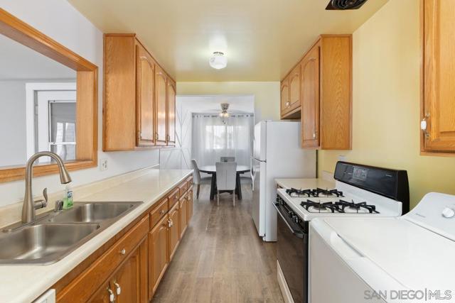 4870 Doliva Dr, San Diego CA: https://media.crmls.org/mediaz/4b983f49-4afe-4cc8-841d-dfd4b9904bd7.jpg