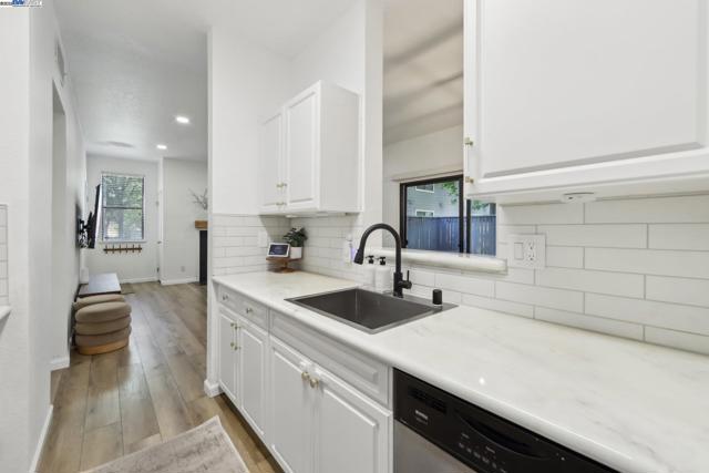 7104 Cross Creek Cir, Dublin CA: https://media.crmls.org/mediaz/4b98e4bb-4712-42c6-81ed-e1d2a6b31a6d.jpg