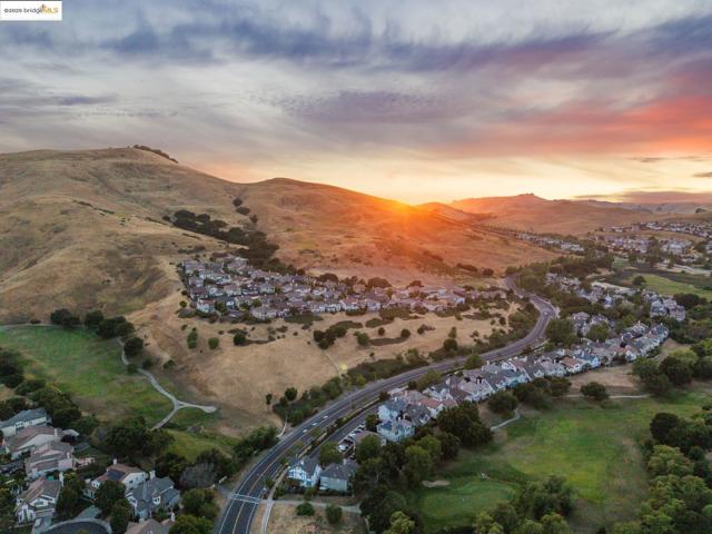 6686 Chalk Hill Ln, Vallejo CA: https://media.crmls.org/mediaz/4b9a42e0-72c2-4978-8435-80a330aa97f3.jpg