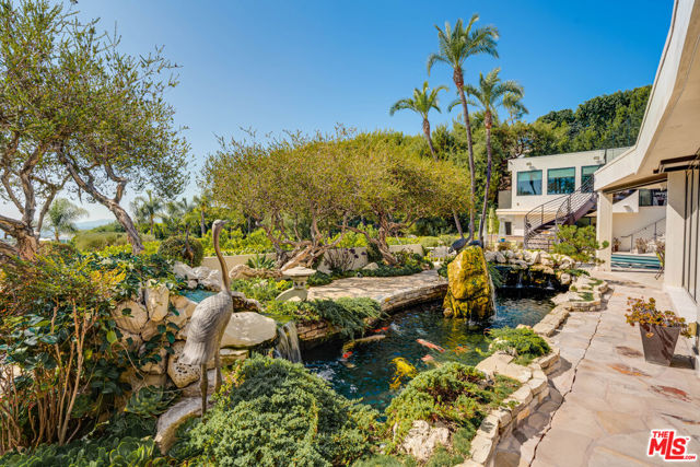 1821 Loma Vista Drive, Beverly Hills CA: https://media.crmls.org/mediaz/4b9a9f81-e41e-4772-98e8-435a34275e8b.jpg
