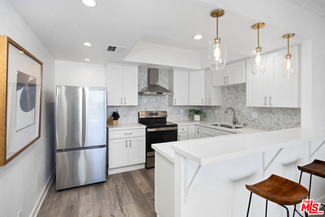 321 S San Vicente Boulevard, Los Angeles CA: https://media.crmls.org/mediaz/4b9ad6ac-373b-4e4b-9726-6ec00d2be84d.jpg