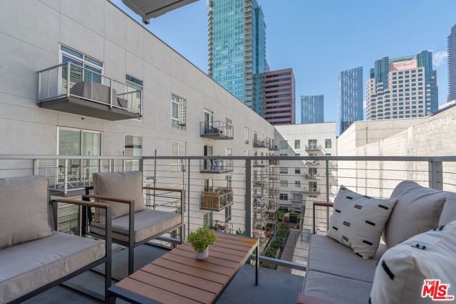 645 W 9th Street, Los Angeles CA: https://media.crmls.org/mediaz/4b9beac7-b0f6-44c7-8b7c-d351e1c7e981.jpg