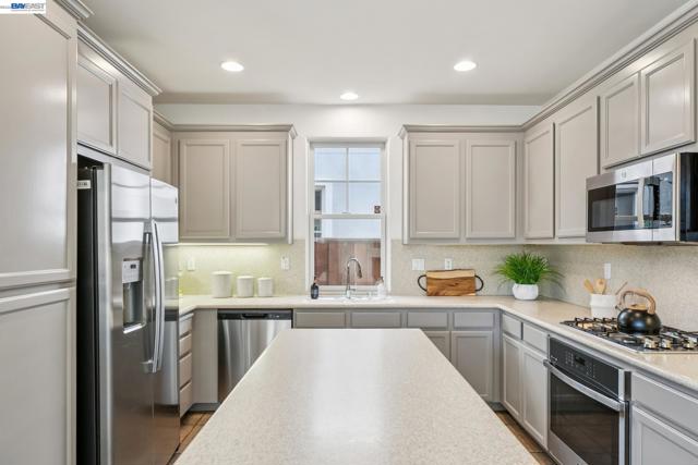 220 Hollister Avenue, Alameda CA: https://media.crmls.org/mediaz/4b9c6288-4896-4c7d-a37f-facd78323007.jpg