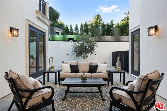 4351 Vanalden Avenue, Tarzana CA: https://media.crmls.org/mediaz/4b9e73b6-f7b6-461c-84e5-e7a2f912454d.jpg