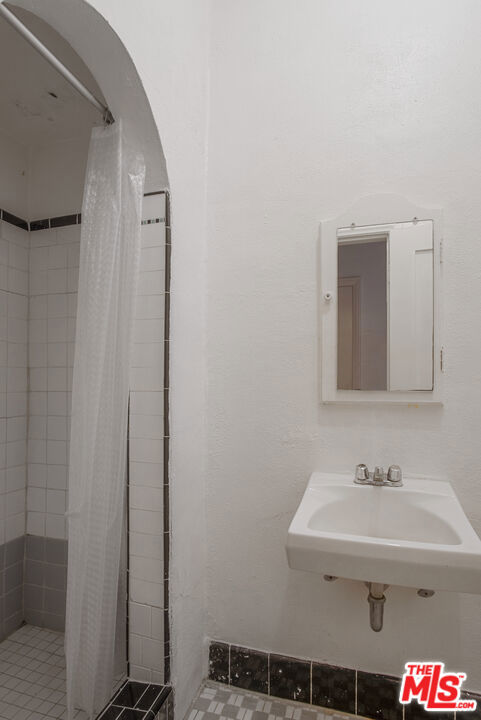 712 S Stanley Avenue, Los Angeles CA: https://media.crmls.org/mediaz/4b9e7f66-3692-475c-93bf-5186625f557b.jpg
