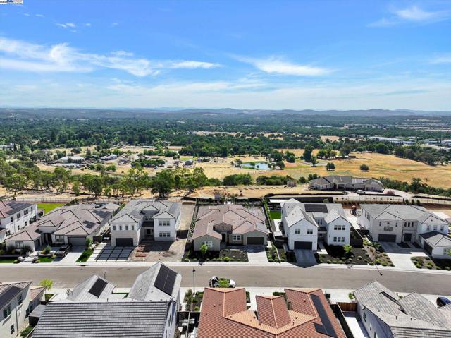 4072 Whitney Vista Ln, Rocklin CA: https://media.crmls.org/mediaz/4b9f01df-9fca-4c31-b6ac-6f6855195991.jpg