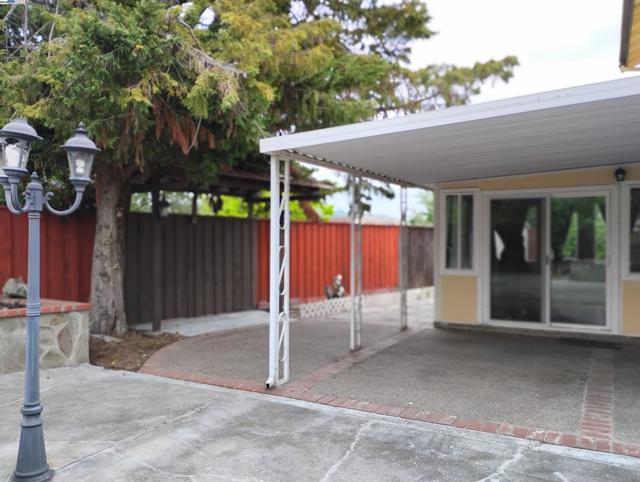 24909 Avocado Ct, Hayward CA: https://media.crmls.org/mediaz/4b9f2df6-0eff-4040-8061-ec6dd347e26c.jpg
