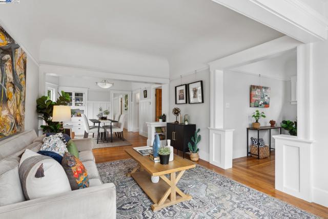 3206 Garfield Ave, Alameda CA: https://media.crmls.org/mediaz/4b9fc4f2-068e-46b5-be75-ec996f93375c.jpg