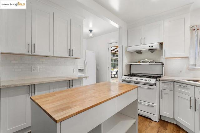 3148 Sylvan Ave, Oakland CA: https://media.crmls.org/mediaz/4ba0591e-0b10-4bd8-93b3-a6137dc6e6e4.jpg