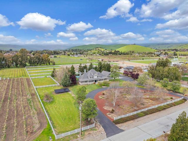 560 Tevis Trail, Hollister CA: https://media.crmls.org/mediaz/4ba19f2f-45c1-41d0-97f1-d040f3f432f1.jpg