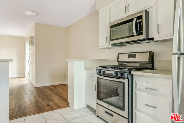 423 N Harvard Boulevard, Los Angeles CA: https://media.crmls.org/mediaz/4ba2922b-4f41-47e5-9d5a-036c003713f6.jpg